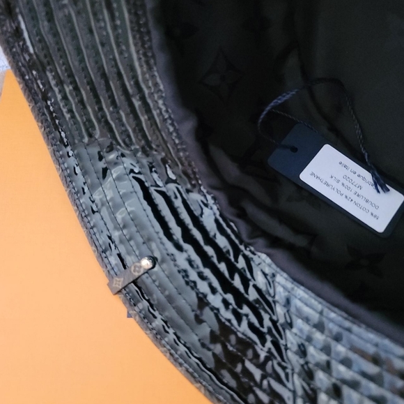 Louis Vuitton Rainy Day Bob Hat Louis Vuitton Water Proof Monogram Patch Medium - Picture 12 of 12